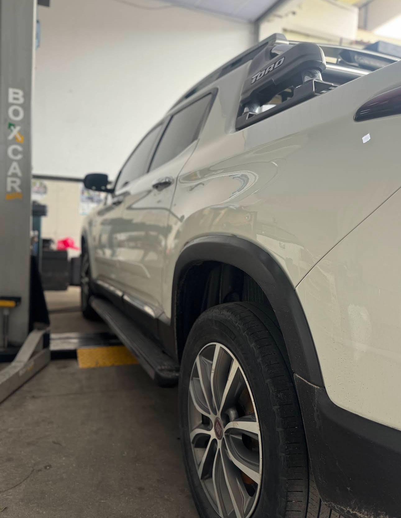SUV em manutenção na plataforma elevatória na R2 Centro Automotivo em Serra ES
