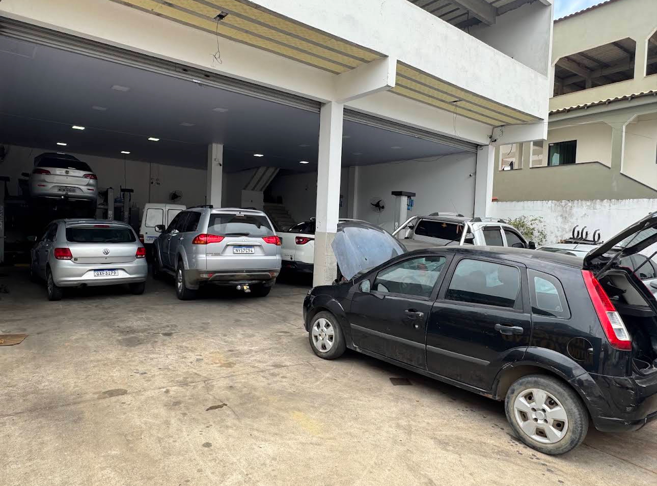 Pátio da oficina com veículos na R2 Centro Automotivo em Serra ES